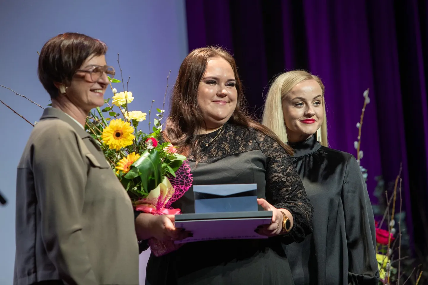 Teiste seas pälvis tunnustuse Pärnust pärit Tuuli-Mai Tomingas (keskel), kes pärjati sotsiaalvaldkonna aasta noore tiitliga.