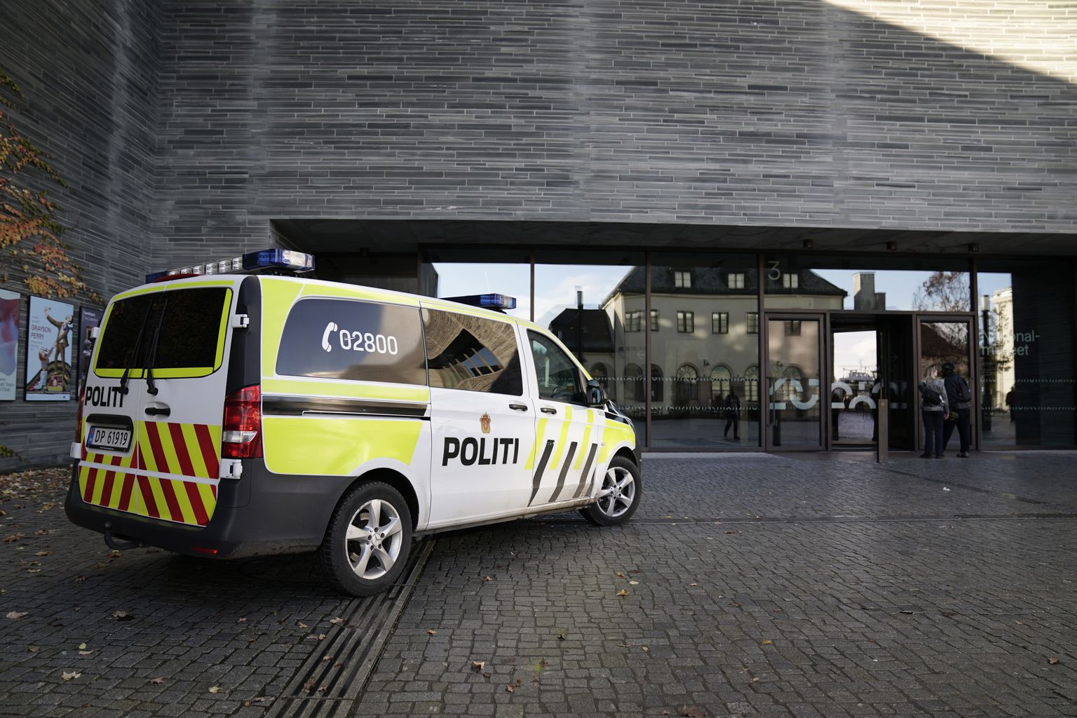 Politsei Norra rahvusmuuseumi ees.