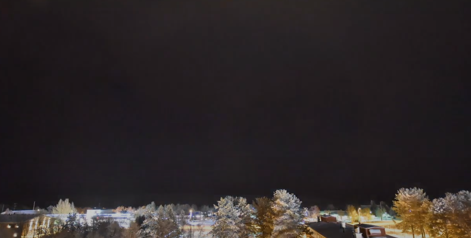 Soomes Lapimaal Enontekiö vallas Heta külas asuv kaamoskaamera jäädvustab pimedat aega