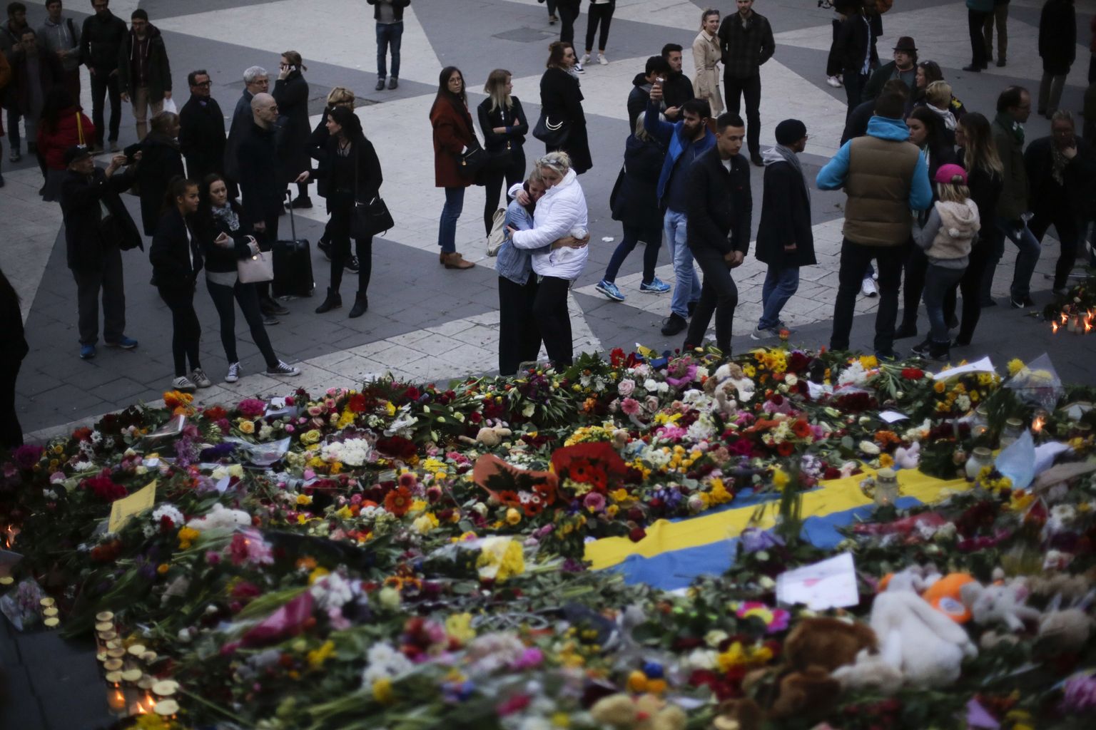 Stockholmi Sergels Torgile toodud lilled, millega mälestatakse rünnakus hukkunuid