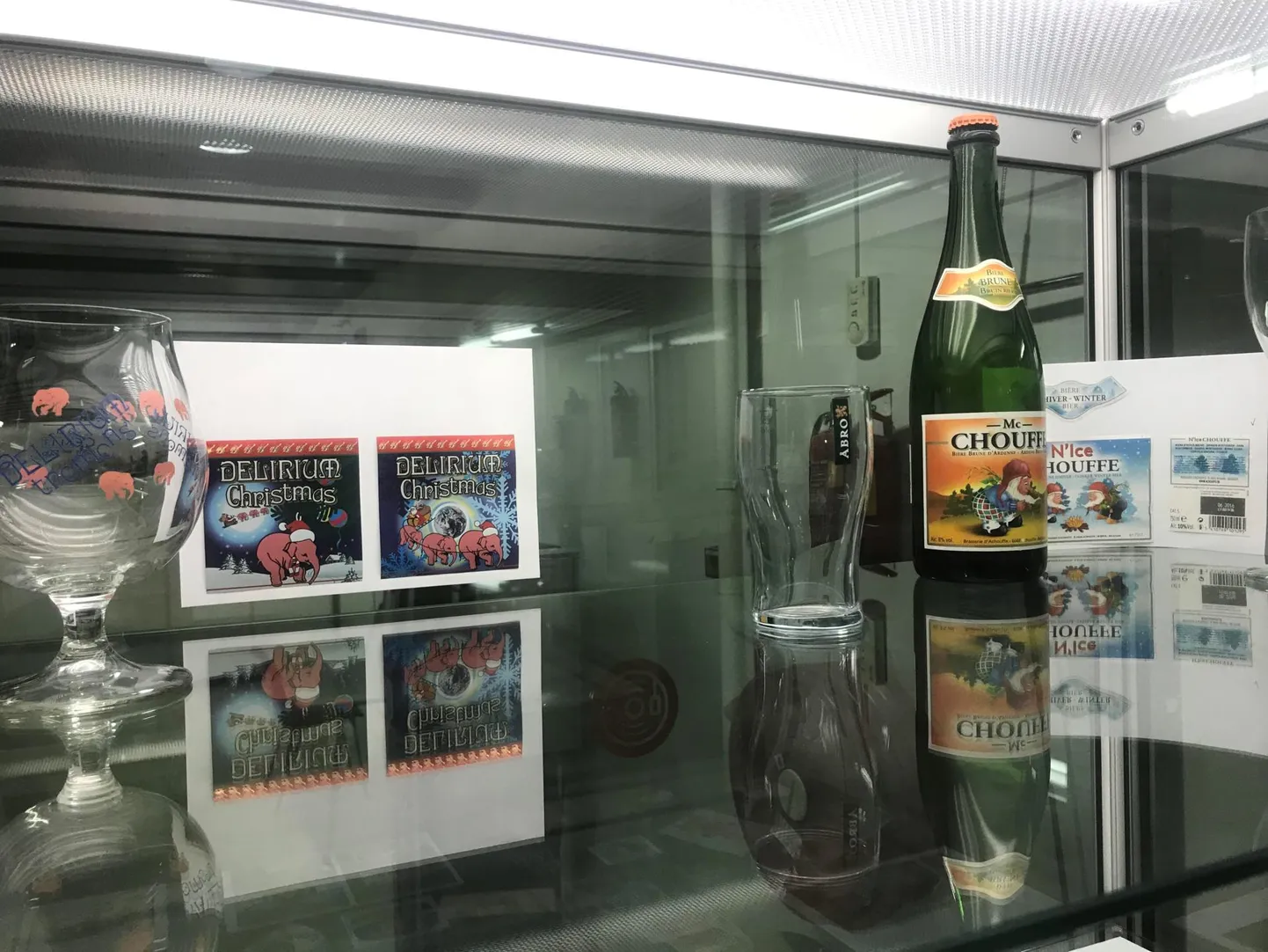 Esimese korruse galeriis esitleb jõuluteemalist õllesildikogu kollektsionäär Meelis Jantson.
