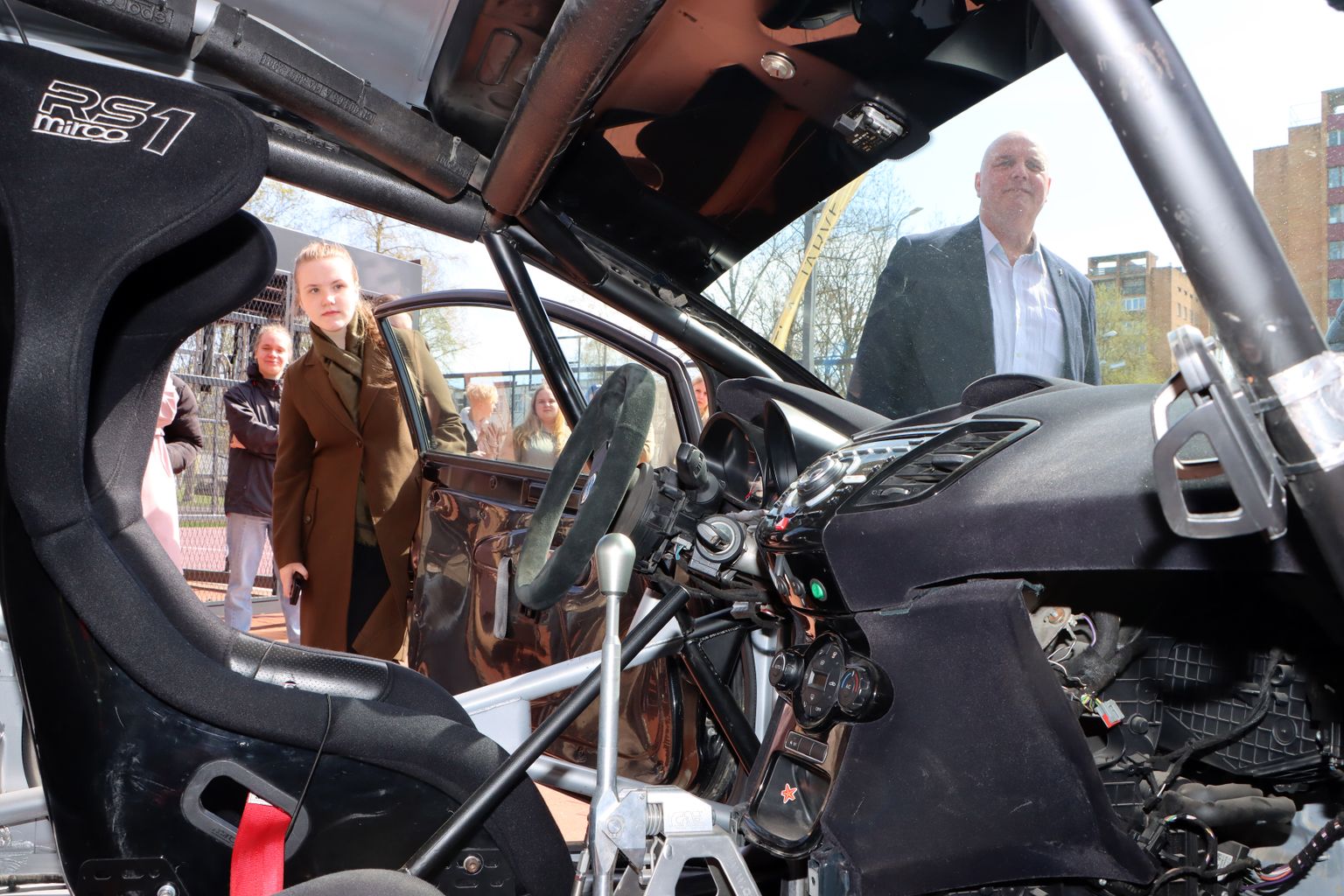 День авторалли в Кохтла-Ярвеской госгимназии: учащиеся смогли потрогать своими руками автомобиль класса R2 и ощутить себя в кресле его пилота.