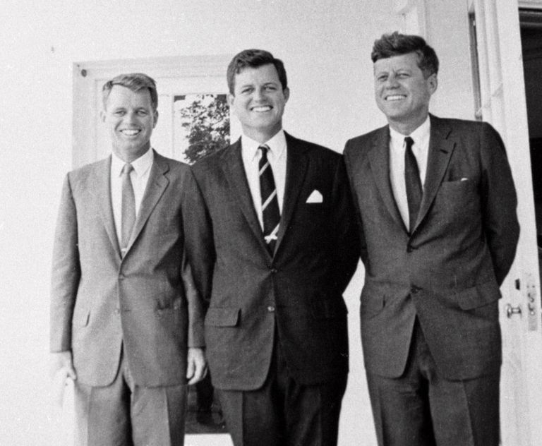 Vasakult: Robert F. Kennedy, senaator Edward M. Kennedy ja president John F. Kennedy. Valge maja, 1962.