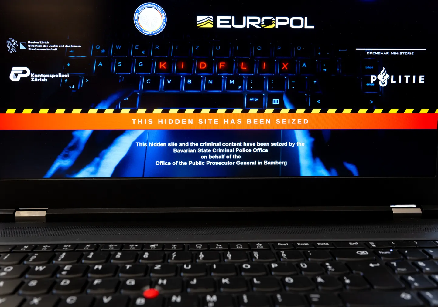 Saksamaa Baieri liidumaa kriminaalpolitseiameti pressikonverentsil näidatud sülearvuti, millel on darkneti platvormi „Kidflix“ sümboolne kujutis.