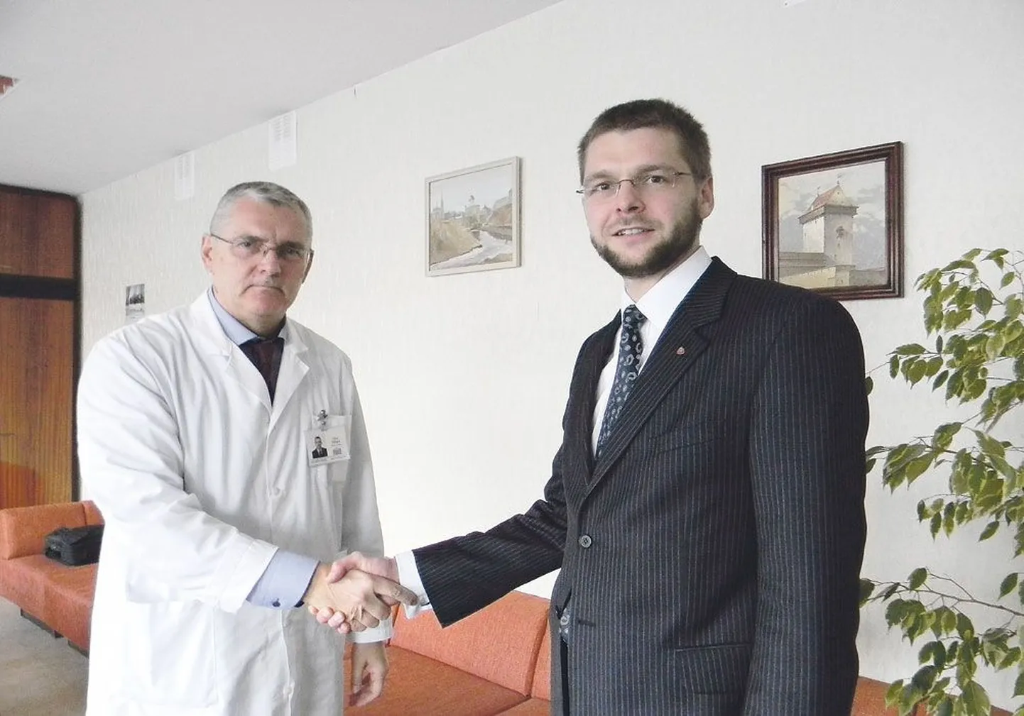 Евгений Осиновский на встрече с главным врачом Нарвской больницы Олевом Силландом.