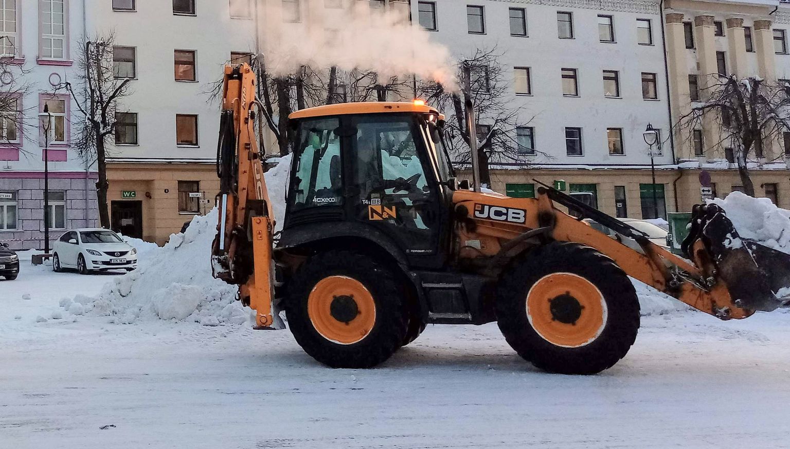 Трактор убирает снег в Нарве. Иллюстративное фото.