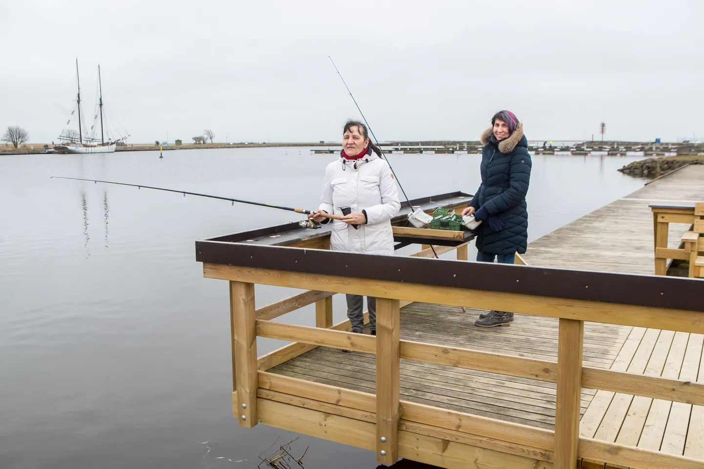 ANNELI LÕHMUS (vasakul) teeb kalastajana alles esimesi katsetusi, kuid tema abiline Juta Levin on juba vilunud õngitseja.