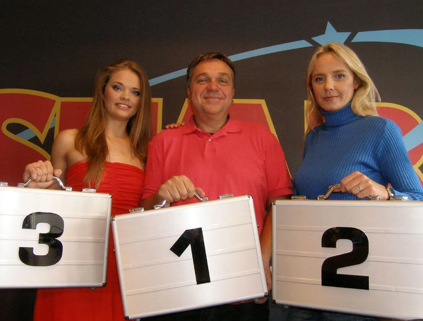 Telesaate kohvrivalvur, Pärnu neiu Jette koos raadio Star FM saatejuhtide Allan Roosilehe ja Pille Mineviga.