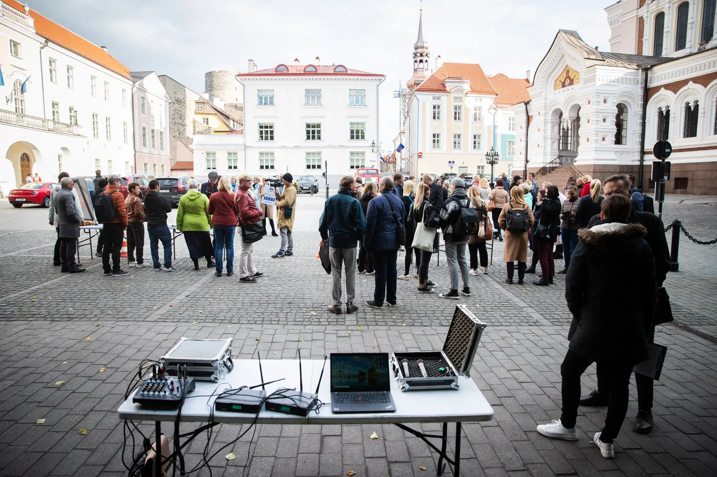 Õpetajad kogunesid Toompeale saadikuid pedagoogideks värbama. Foto mööduud meeleavaldusest on loo juures illustreeriv.
