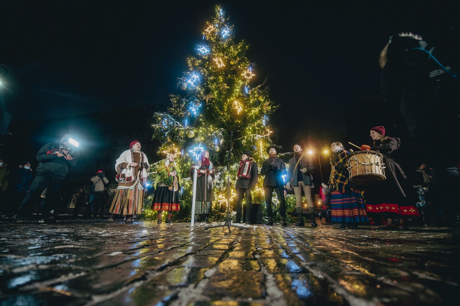 В Риге зажглись главные рождественские елки