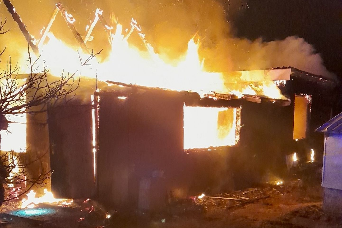 В Кудрукюла, дачном пригороде Нарвы, в огне пожара полностью сгорел садовый домик.
