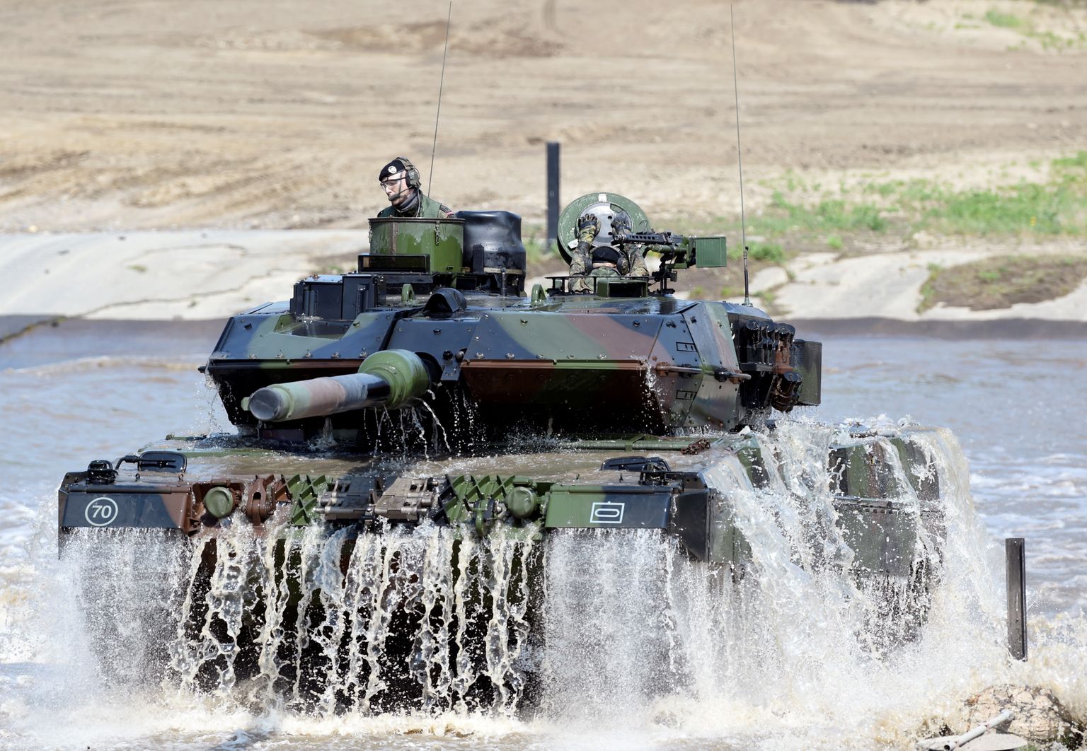 Leopard 2 tankidest hakkab saama Saksamaa järjekordse otsustamatuse sümbol. Kõhklusi lisab seegi, et alles 11 kuud pärast Venemaa täiemahulise sissetungi algust Ukrainasse andis Saksamaa uus kaitseminister käsu kontrollida tankide laovaru. 
NATO õppus Saksamaal 20.05.2019. REUTERS / Fabian Bimmer