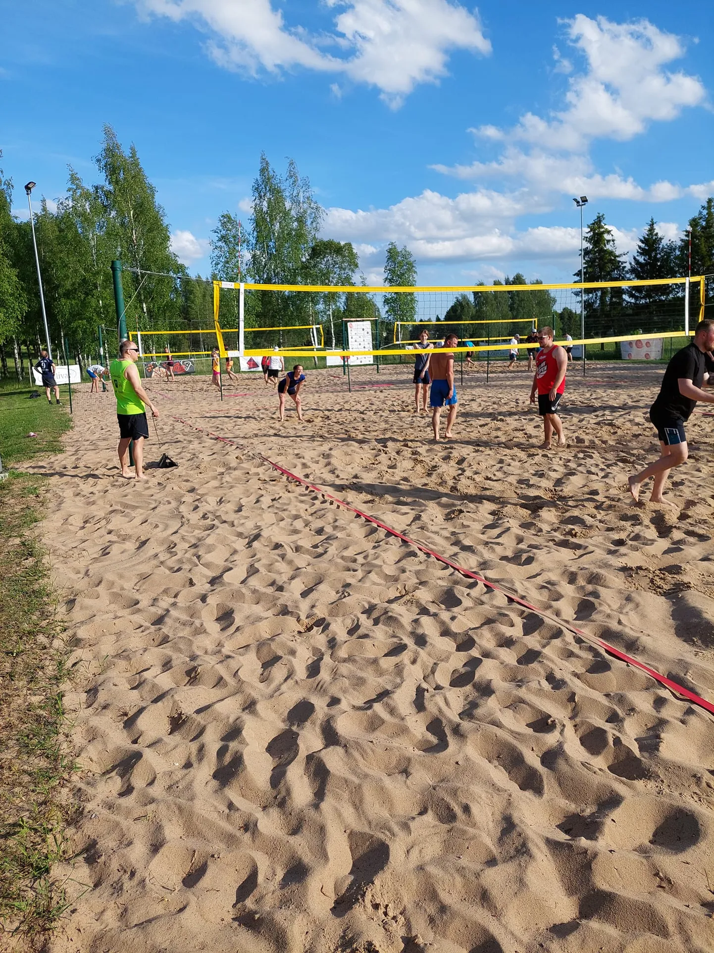 Väätsa liivaväljakud on teisipäeva ja neljapäeva õhtuti võrkpallurite päralt.