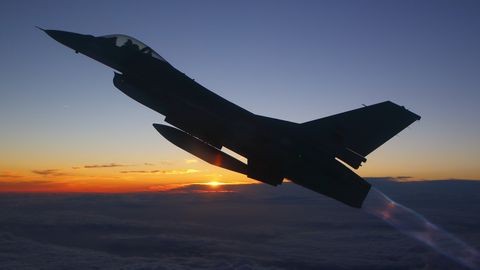 ВИДЕО ⟩ В Польше во время репетиции авиашоу разбился истребитель F-16. Пилот погиб