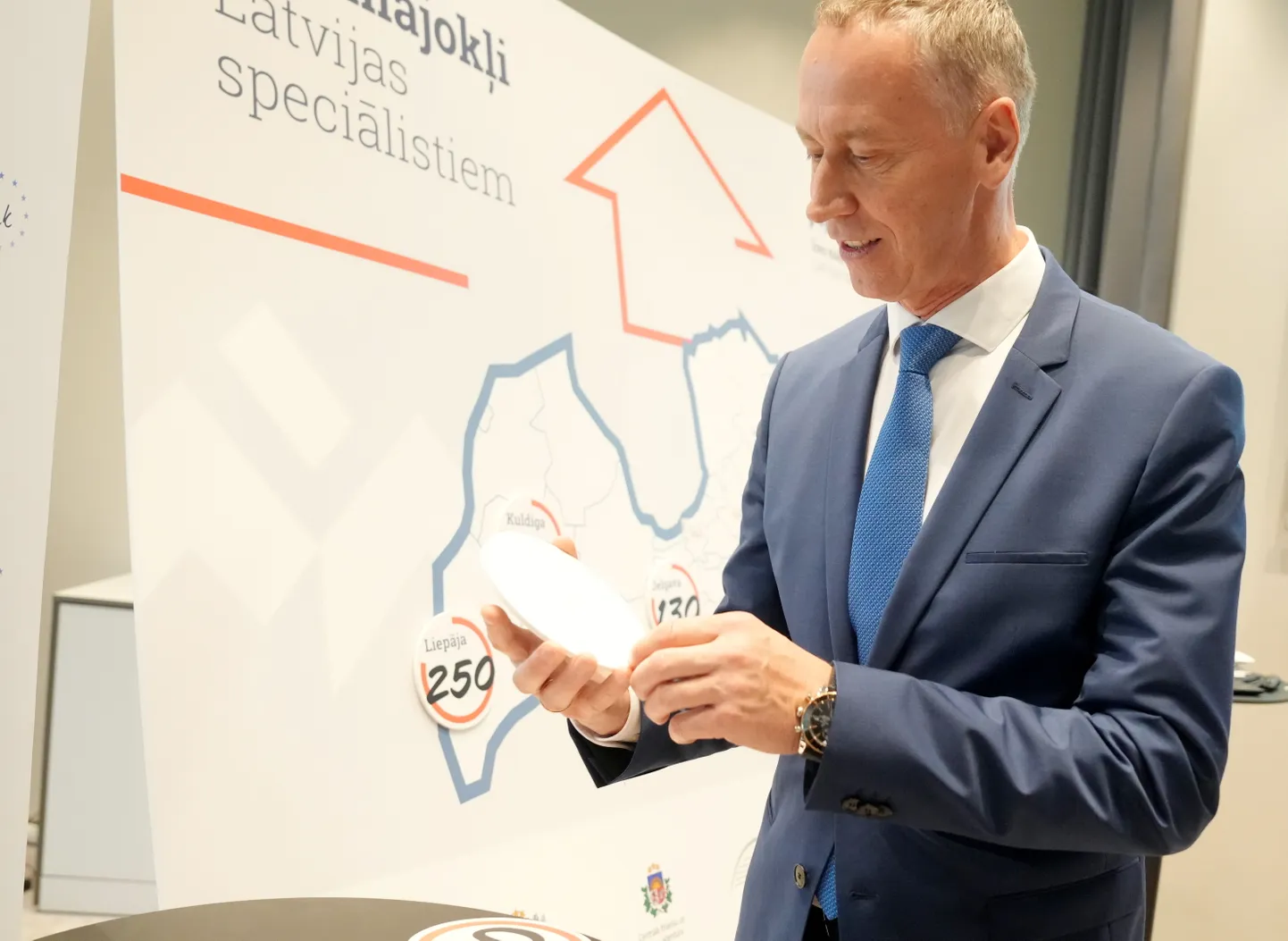 Alūksnes novada domes priekšsēdētājs Dzintars Adlers piedalās Finanšu ministrijas virzītās dzīvokļu privātās un publiskās partnerības programmas "Īres mājokļi Latvijas speciālistiem" atklāšanas un nodoma protokola parakstīšanas ar pašvaldībām pasākumā biroju kompleksā "Verde".