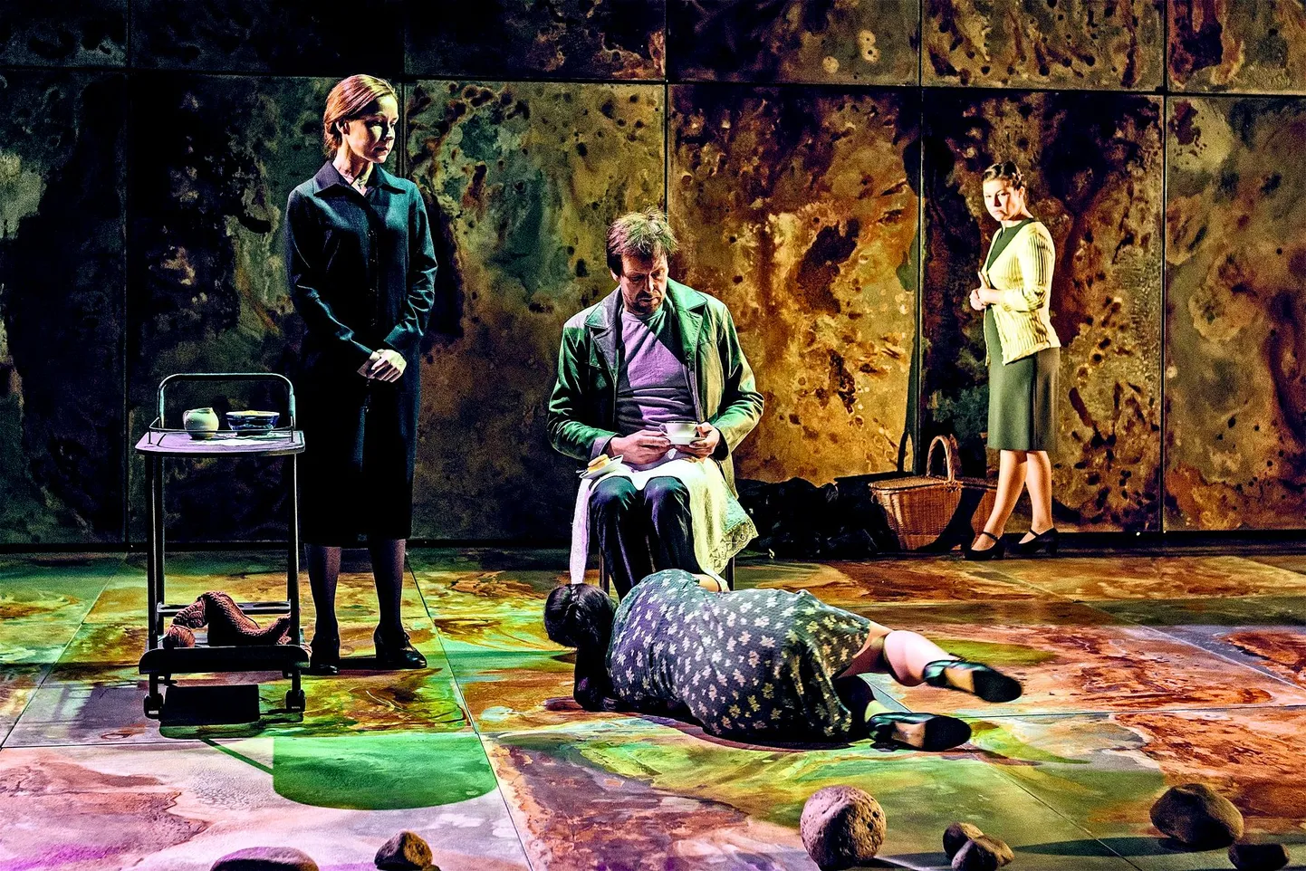 Äsja laulatatud Bess (põrandal kägaras, Marian Heinat) võtab oma abikaasa Jani (Ivo Uukkivi) lahkumist naftaplatvormile väga valuliselt. Talle jäävad toeks ema Stella (vasakul, Piret Laurimaa) ja hukkunud venna naine Dodo (Katrin Pärn).