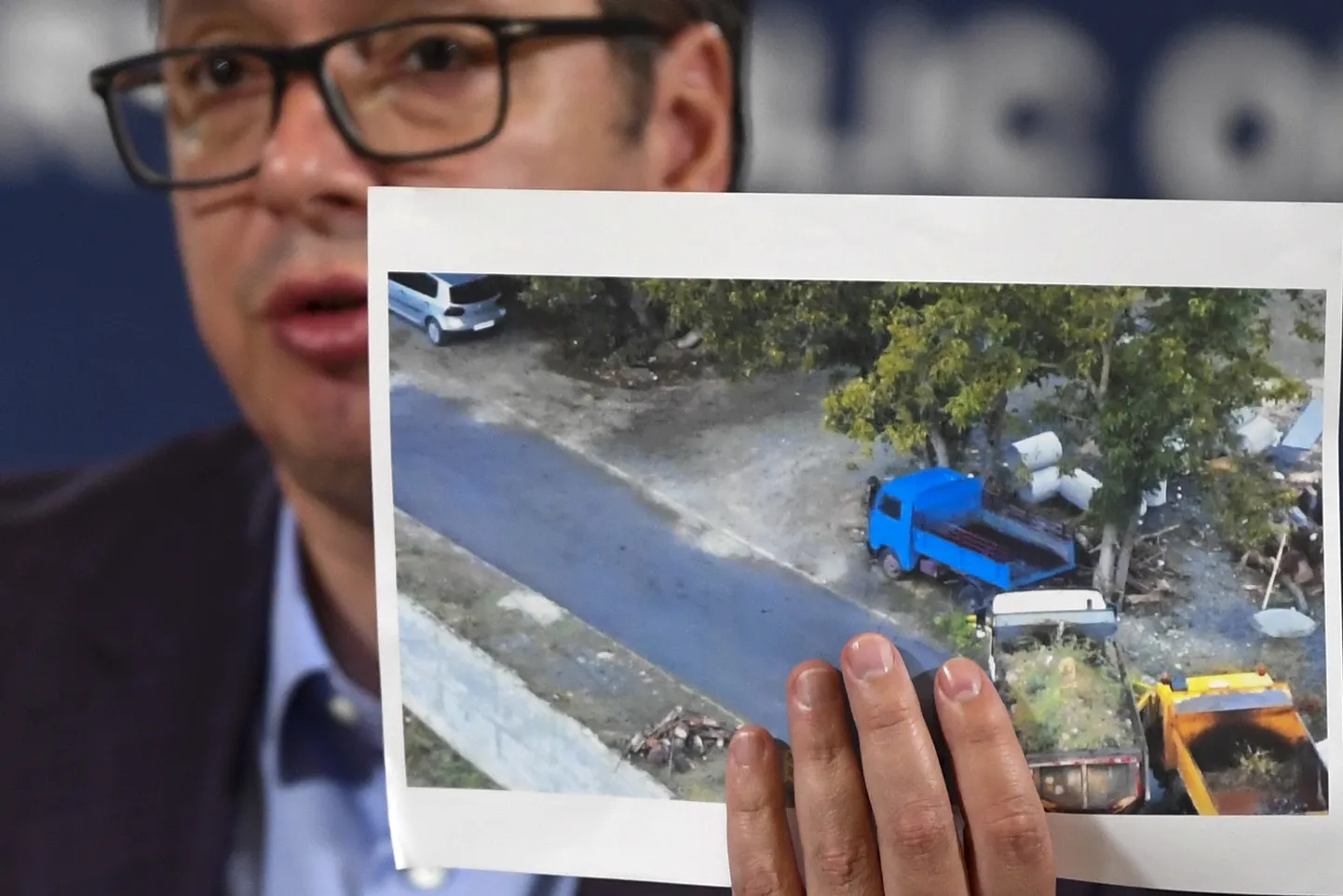 Serbia president näitamas fotot sündmustest Kosovos.