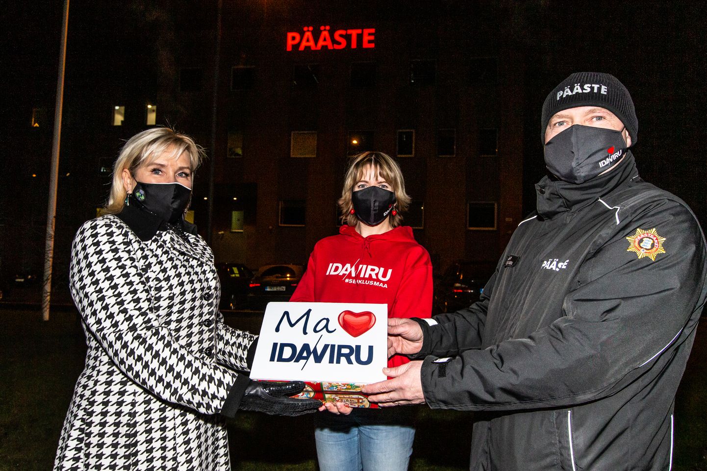 Ülemaakondliku maskide jagamise aktsiooni algatajad, omavalitsusliidu esimees Eve East ja regionaalse kriisikomisjoni juht Ailar Holzmann said turismikoordinaatorilt Kadri Jalonenilt (keskel) neljapäeva õhtul kingiks südametega IDA/VIRU maskid.