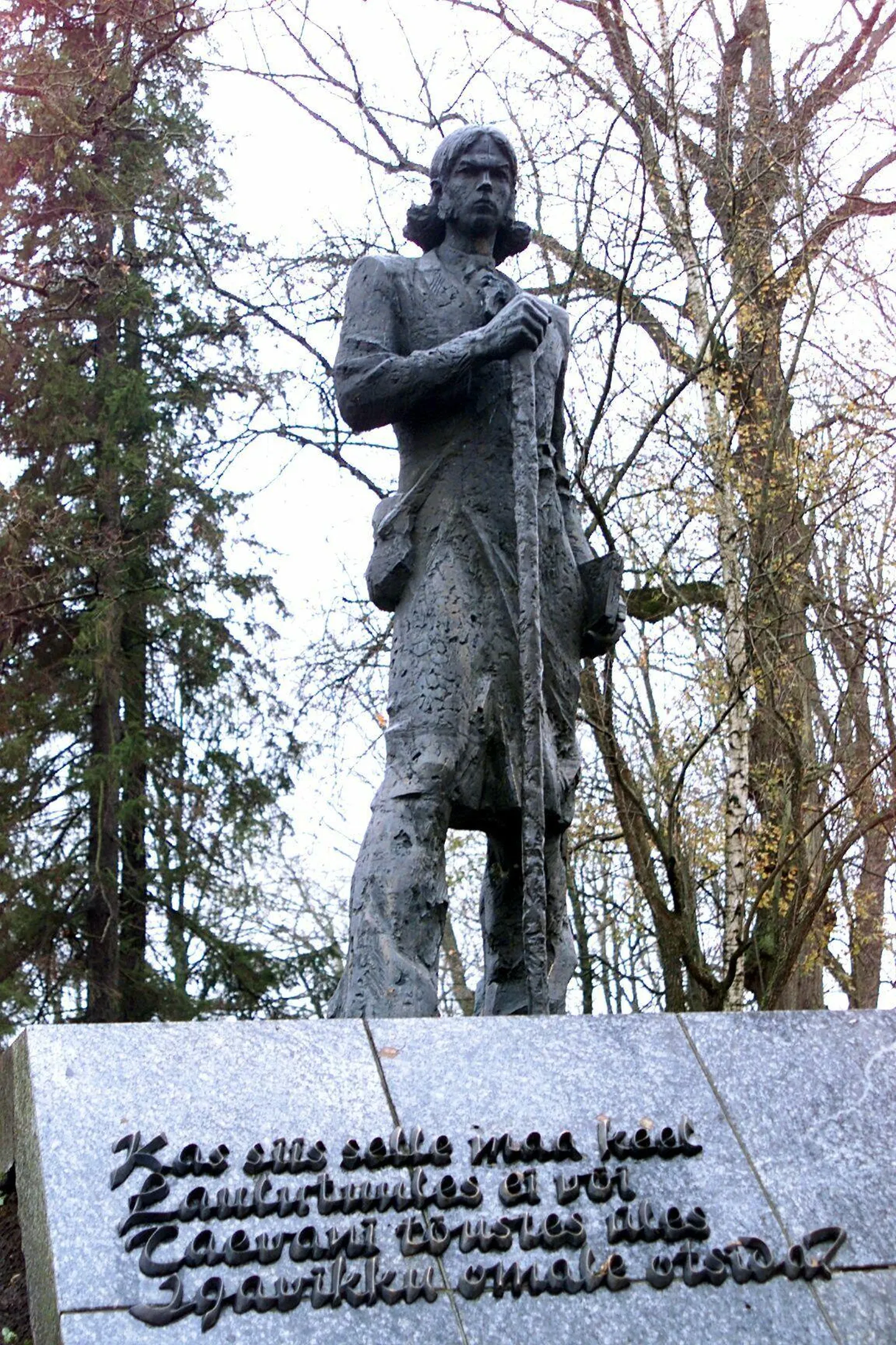 Emakeelepäev on 14. märtsil, sest sellel päeval aastal 1801 sündis üks esimesi eestikeelseid kirjanikke Kristjan Jaak Peterson. Pildil tema skulptuur Tartus Toomemäel.