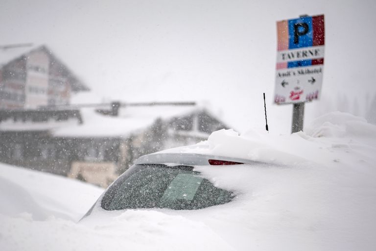 Засыпанный снегом автомобиль в Австрии. EPA/CHRISTIAN BRUNA