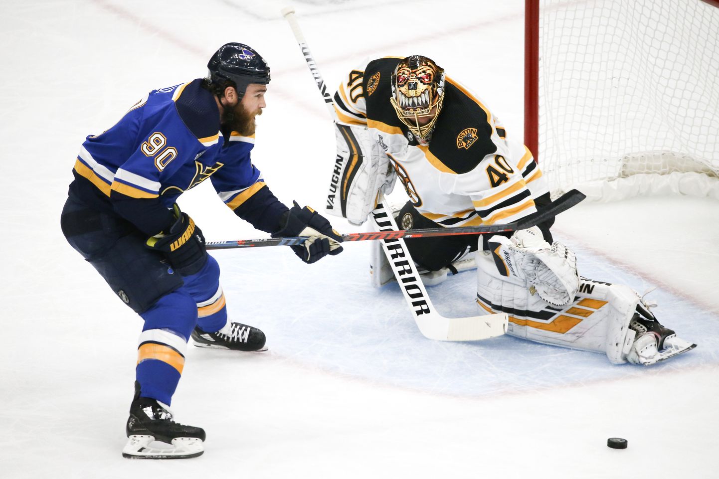 Boston Bruinsi soomlasest väravavaht Tuukka Rask (40) blokib NHLi finaalseeria kuuendas matšis St. Louis Bluesi mängija Ryan O'Reilly rünnaku.