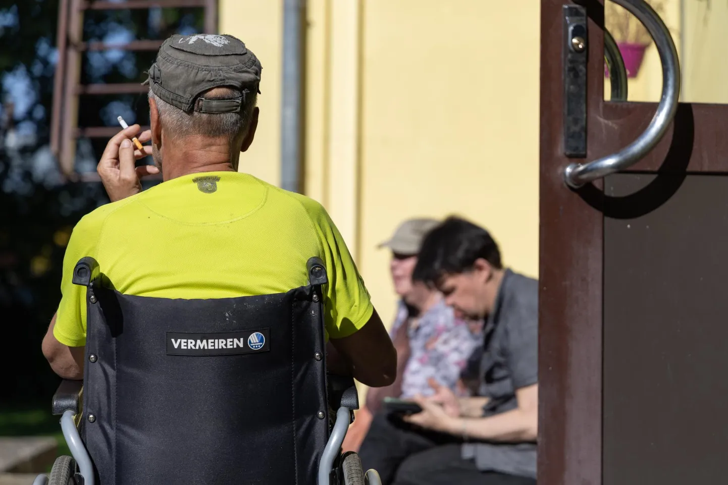 "Mis läinud, see läinud," ütleb Mihkli tänava majutusüksuse elanik tuulde lennanud raha kohta.