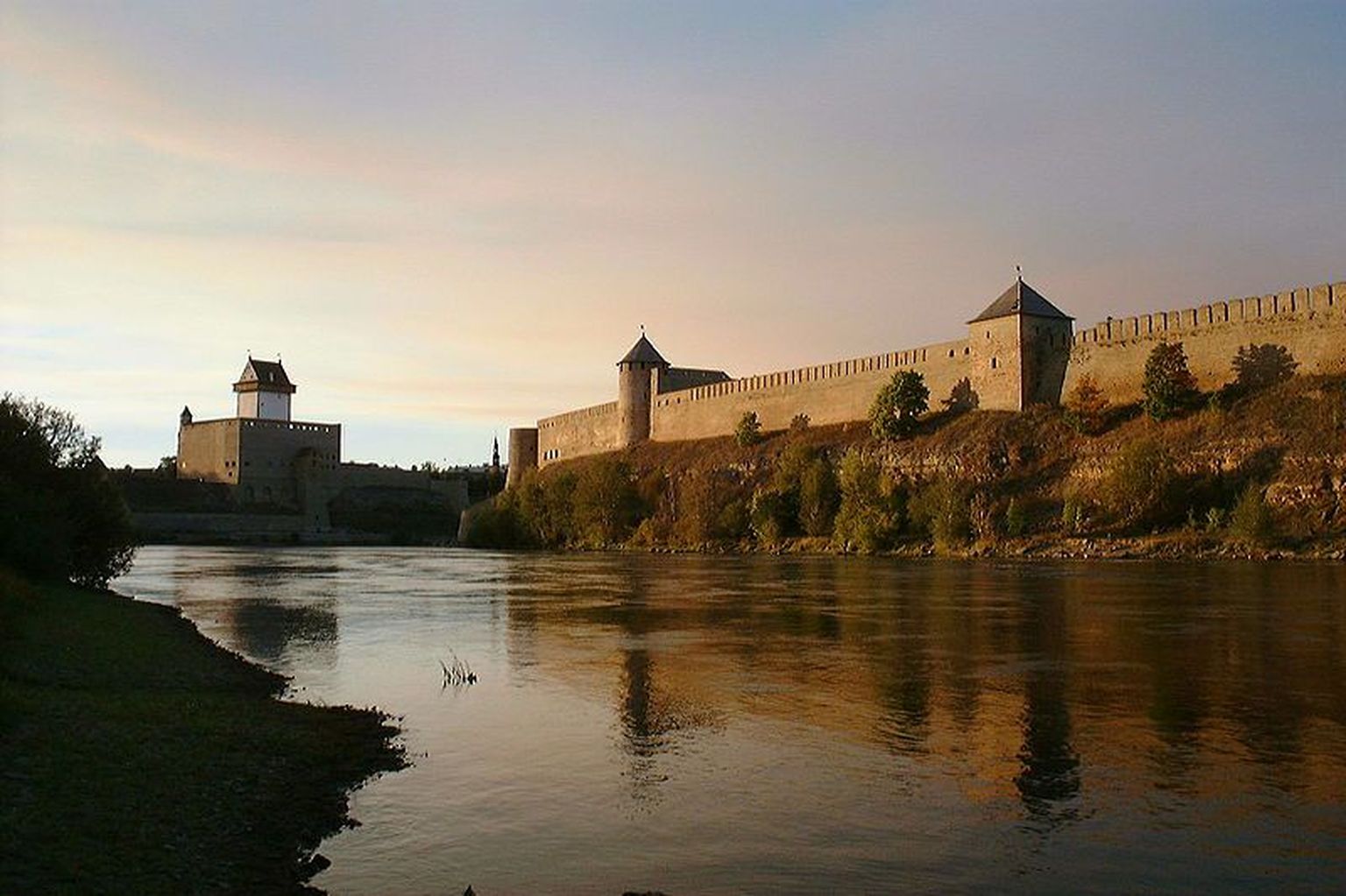 Вид на Нарвскую крепость и Ивангородский замок,.