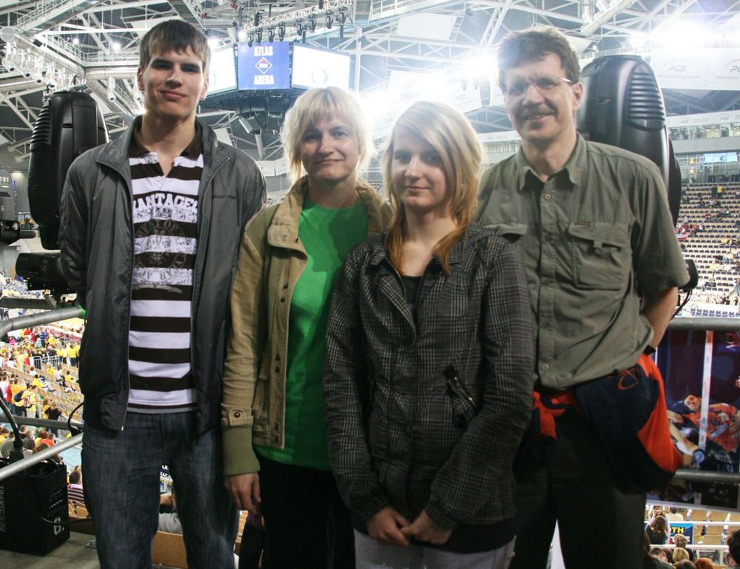 Oliver Vennot toetasid Lodzis peetud Meistrite liiga Final Fouril vend Olari (vasakult), ema Anneli, õde Airi ja isa Olev.