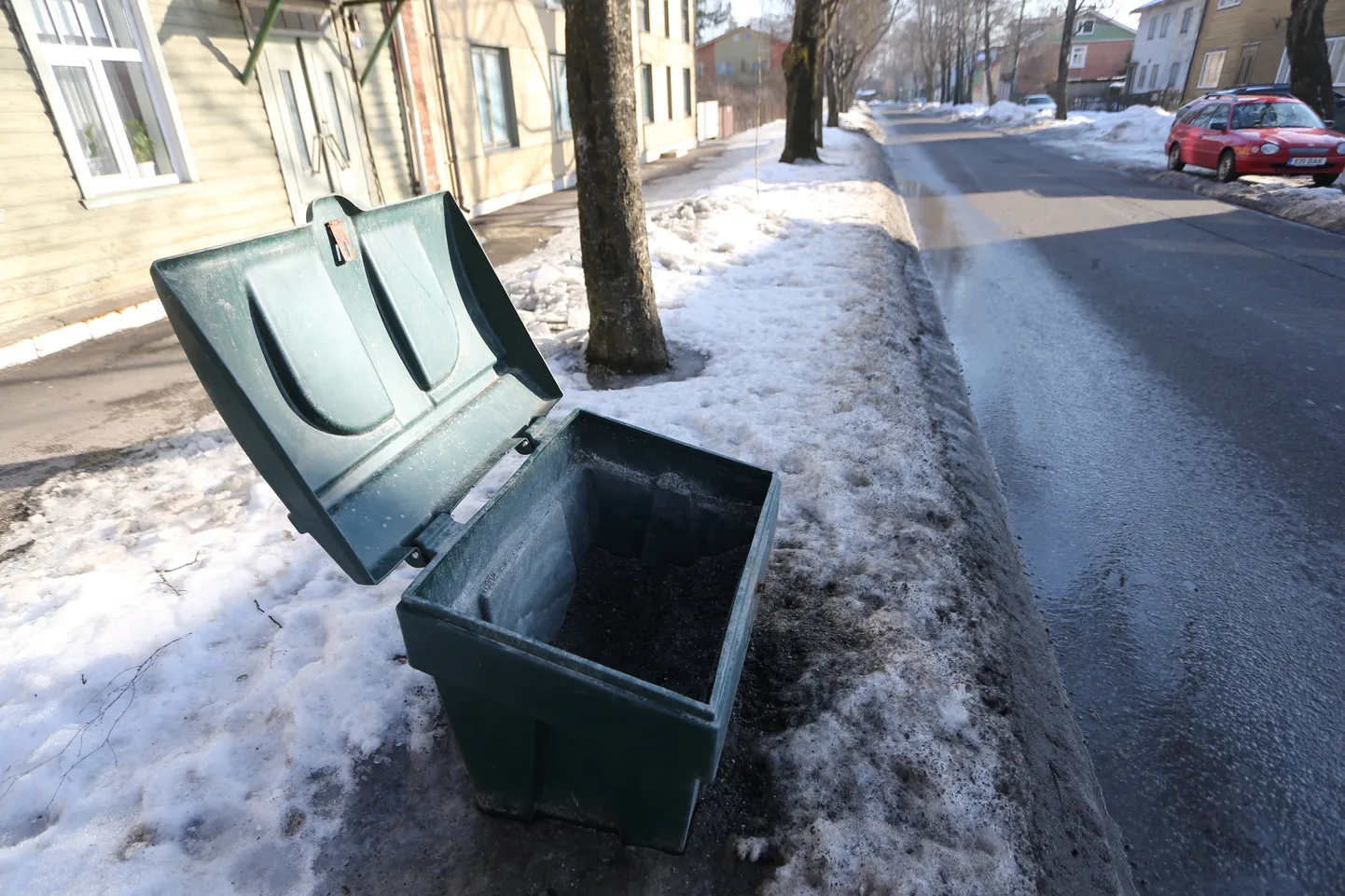 Läinud talvel oli Tartus killustikupuudus. Samasugused rohelised konteinerid on aga juba linnapildis tagasi ning õige pea ka graniitkillustikuga täidetud.
