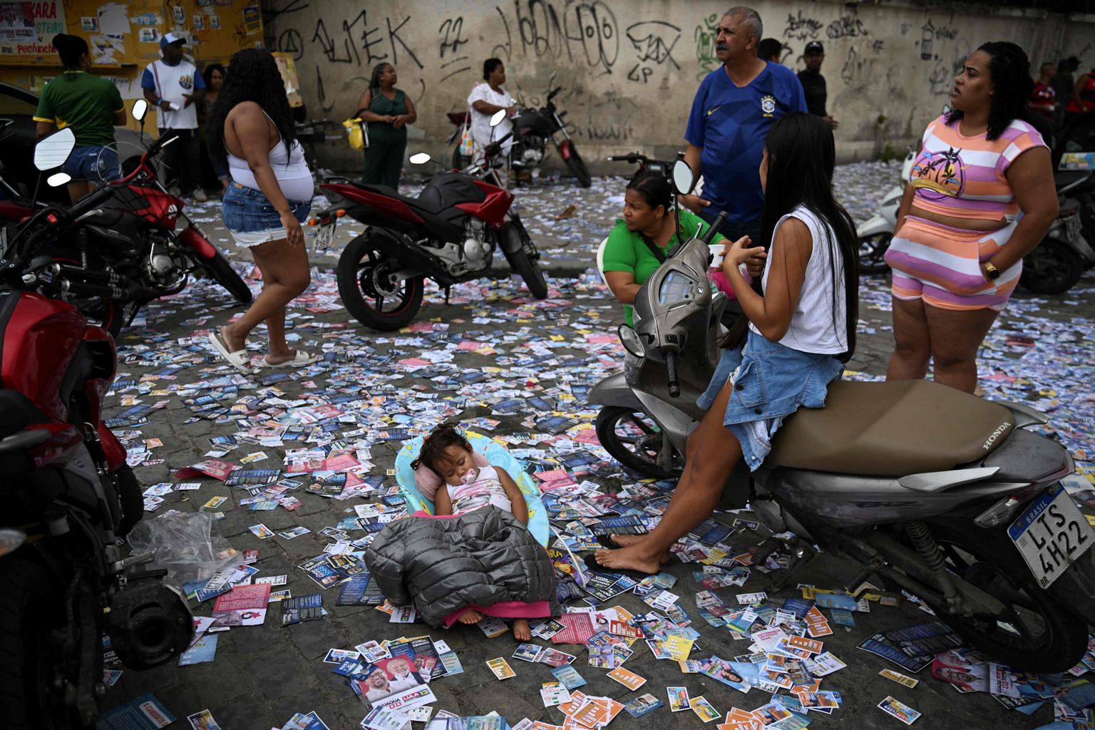 Küllap igatsevad needki ühe Brasiilia suurlinna Rio de Janeiro vaestelinnaosa elanikud, et tänaval vedelevad värvilised paberid oleksid rahatähed.