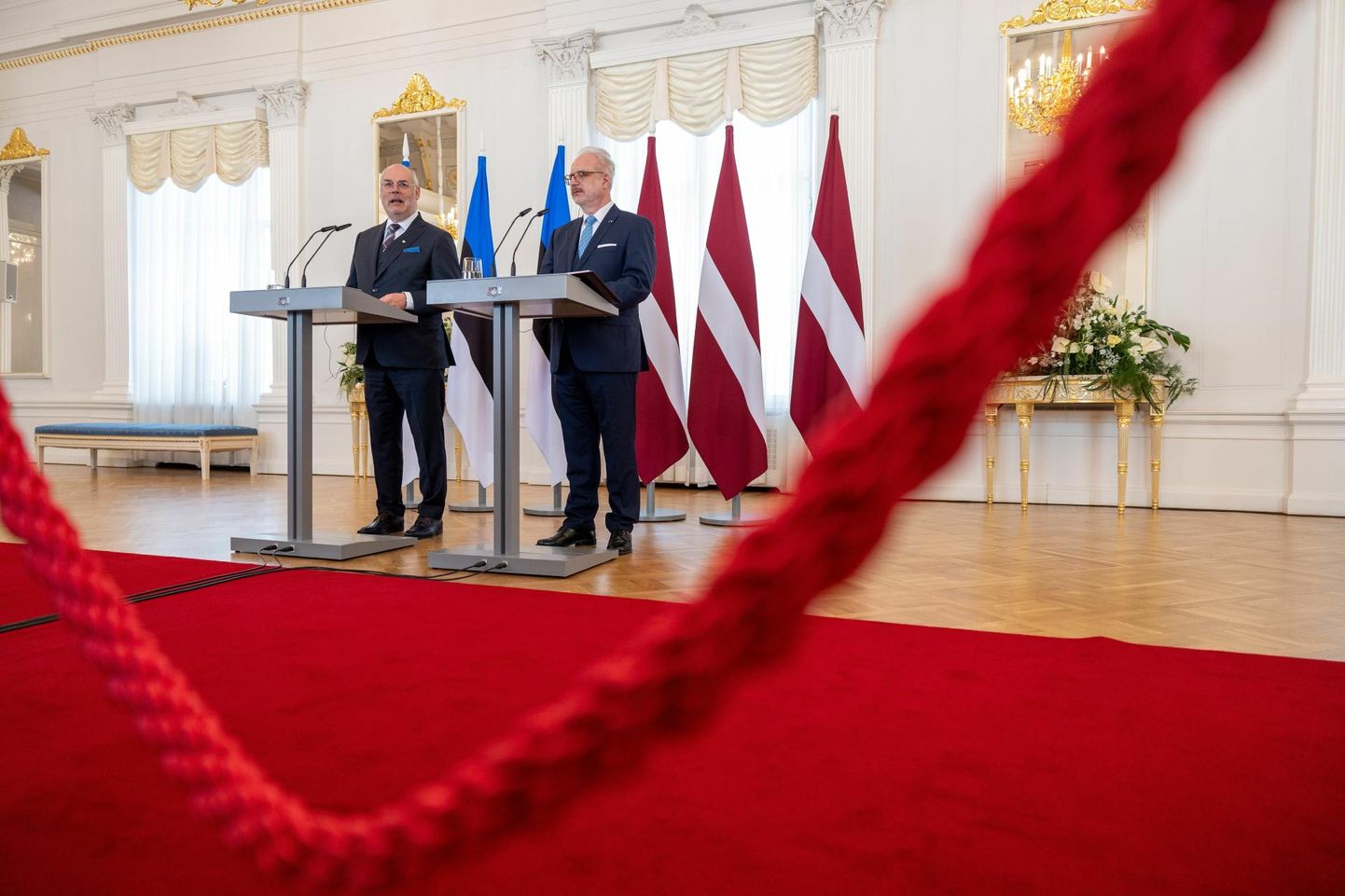 Võimalus võõrustada eelmisel nädalal Eesti riigipead Alar Karist (vasakul) andis Egils Levitsile (paremal) õigustuse rullida lahti punane vaip ja näidata end valimiste eel võimalikult presidentlikuna. 