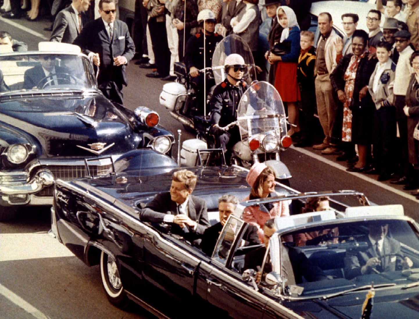 USA president John F. Kennedy, esimene leedi Jaqueline Kennedy ja Texase kuberner John Connally sõitmas limusiiniga Dallases 22. novembril 1963 mõni hetk enne seda, kui presidenti tulistatakse.