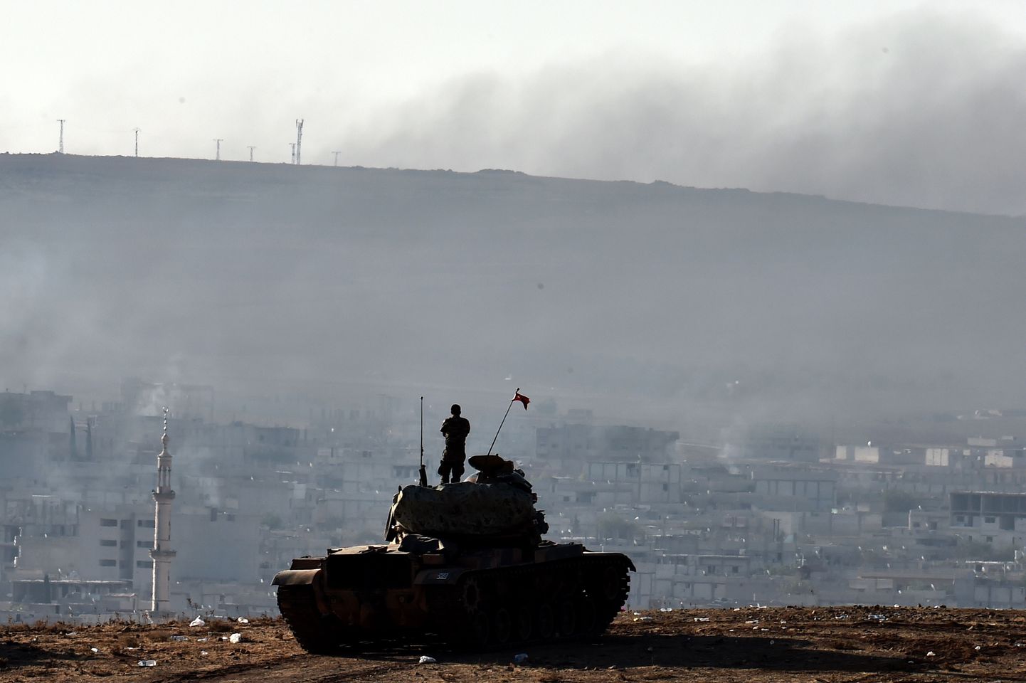 Türgi sõdur tanki peal jälgimas Kobane linnas toimuvat.