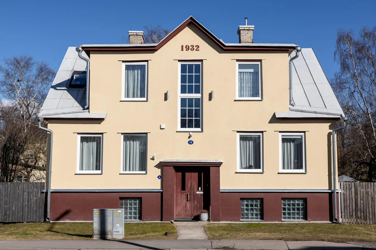 Justkui mingi tüüpprojekti järgi ehitatud majad valmisid kõik lühikese perioodi vältel aastatel 1930–1935, enamik 1931–1932. Pildil Roo tänav 16.