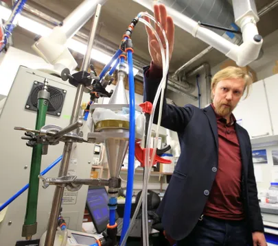 TÜ keskkonnafüüsikaprofessor Heikki Junninen testimisstendi juures.