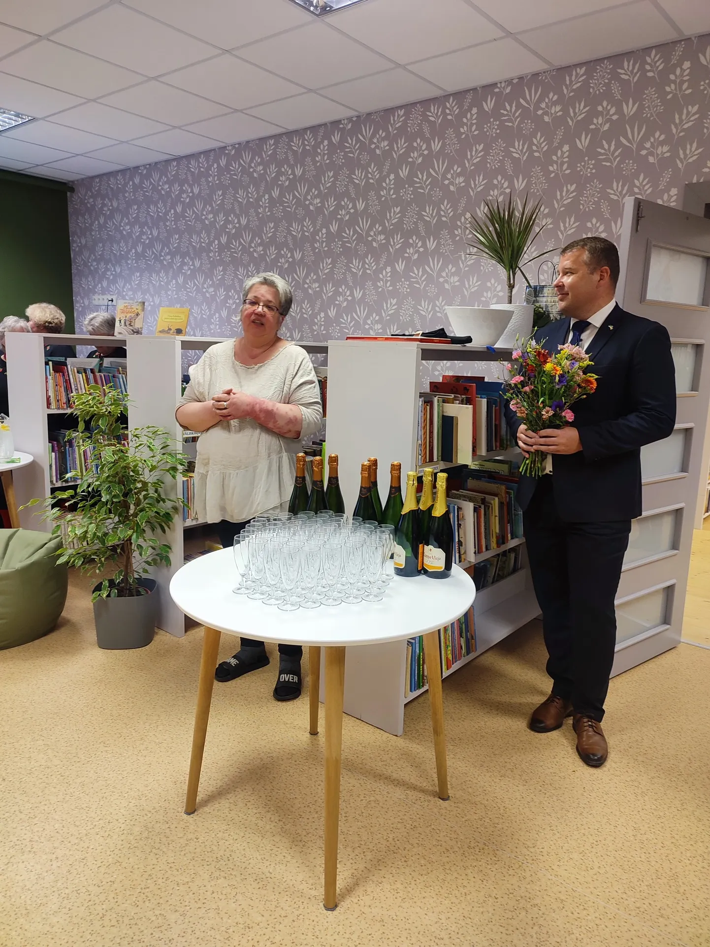 PIDULIK AVAMINE: Raamatukogu juhataja Tiina Sild ja abivallavanem Koit Voojärv.