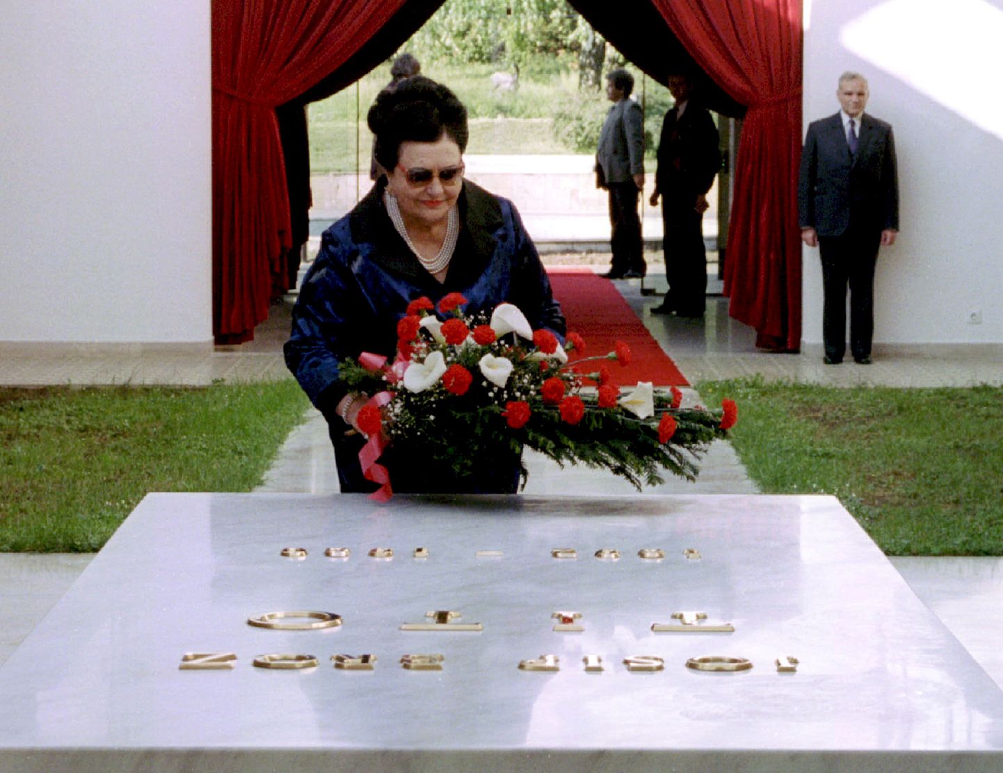 Jugoslaavia kunagine esileedi Jovanka Broz oma abikaasa Josip Broz Tito haua juures Belgradis.