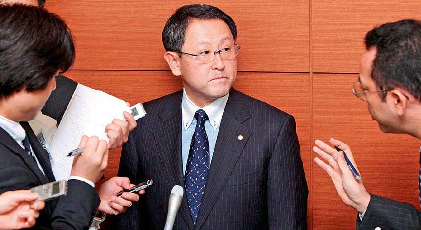 Toyota president Akio Toyoda reporterite piiramisrõngas. Toyoda on olnud sunnitud paluma vabandust tema tehtud autode viletsa kvaliteedi pärast.