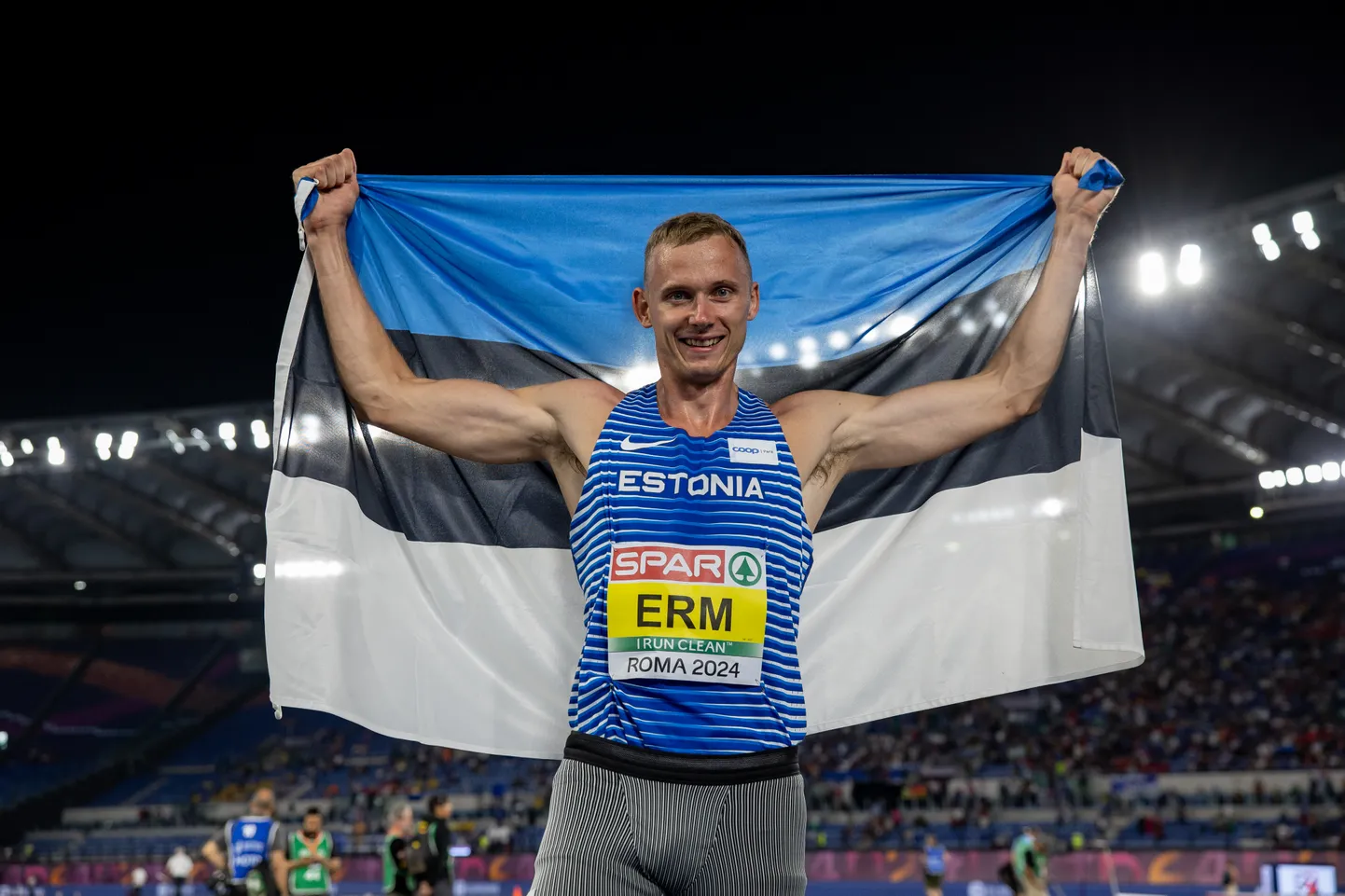 Johannes Erm krooniti Roomas kümnevõistluse Euroopa meistriks. Siin pildil ta juba naeratab, kuid esimese asjana pärast finišit hakkas ta hoopiski nutma. Seda mõistagi õnnepisarate pärast.