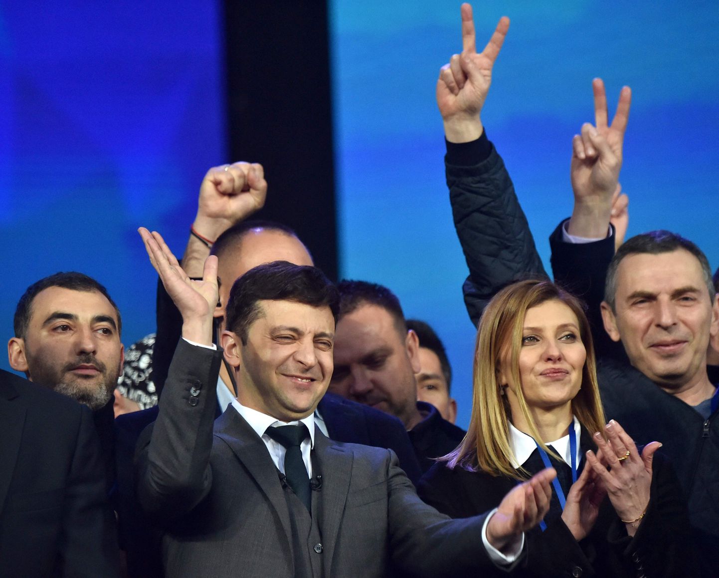 Ukraina toonane presidendikandidaat Volodõmõr Zelenskõi koos abikaasa ja oma meeskonnaga 2019. aasta valimiskampaania üritusel Kiievi olümpiastaadionil.
