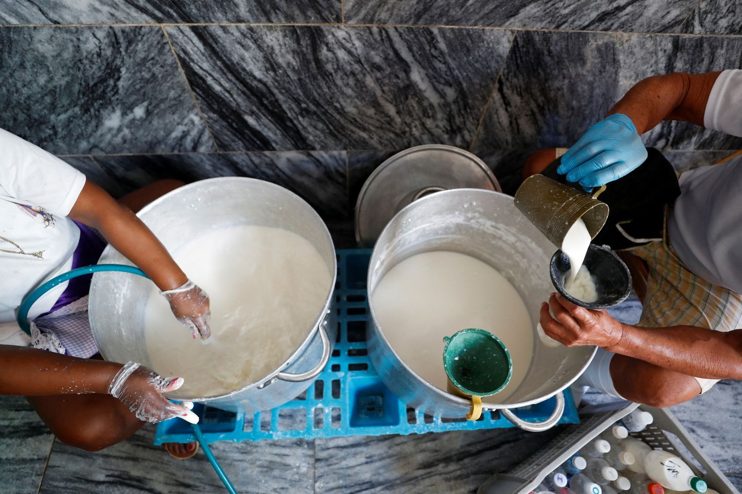 Kuuba pealinna Havanna supiköögis jagatakse abivajajatele piima.