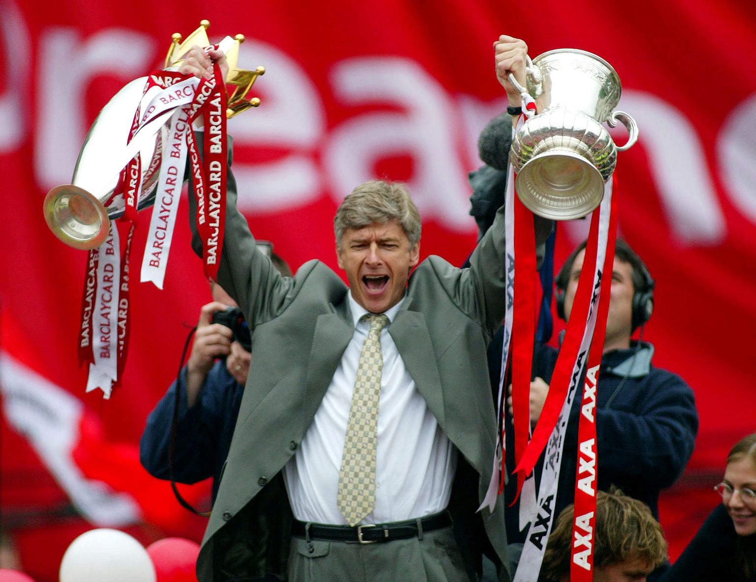 Arsene Wenger 2002. aastal kahe trofeega: Arsenal tuli nii Inglismaa meistriks kui ka karikavõitjaks.