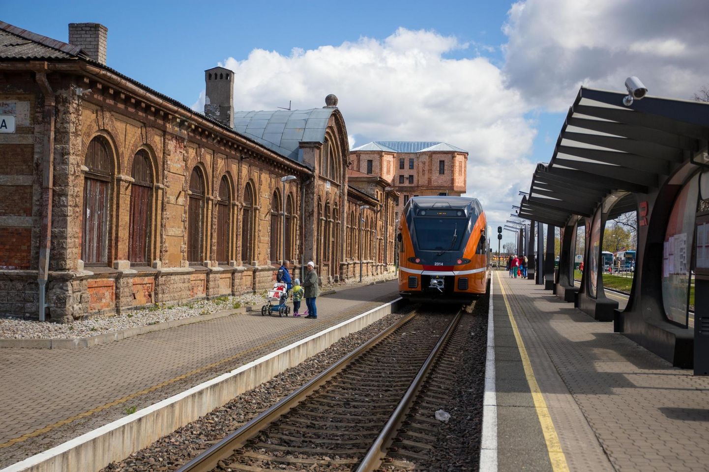 Tapa linnapäevade raames sõlmitakse perroonil omavalitsuse ja Eesti Raudtee vaheline leping ajaloolise vaksalihoone renoveerimise kohta.
