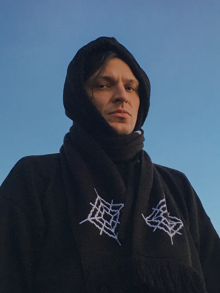 Dīdžejs, skaņu mākslinieks un grafiskais dizainers Ģirts Reiniks.