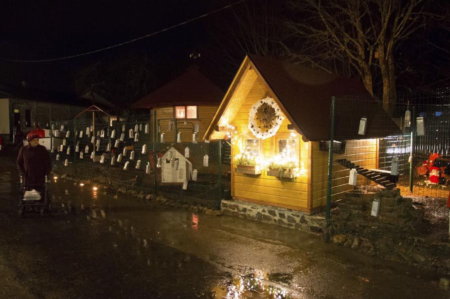 Võhma jõululaata valgustasid sajad küünlad, mis peegeldusid vastu veeloikudelt.