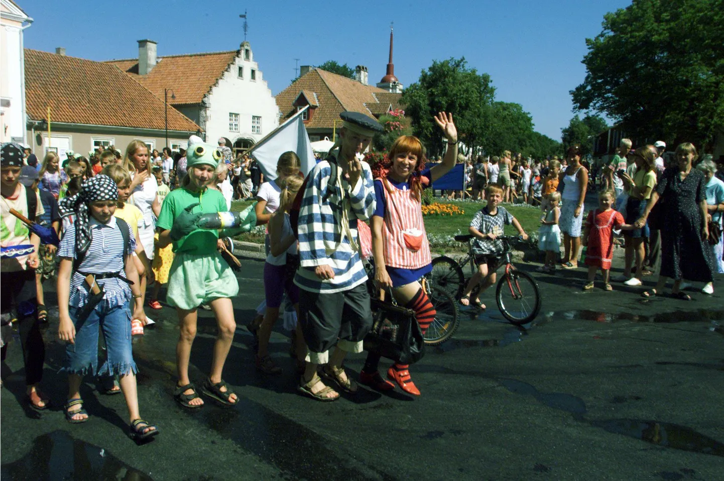 Pildil on 2003. aasta merepäevade raames toimunud Pipi paraad Kuressaares Kalevi kommipoest Raekoja ette.