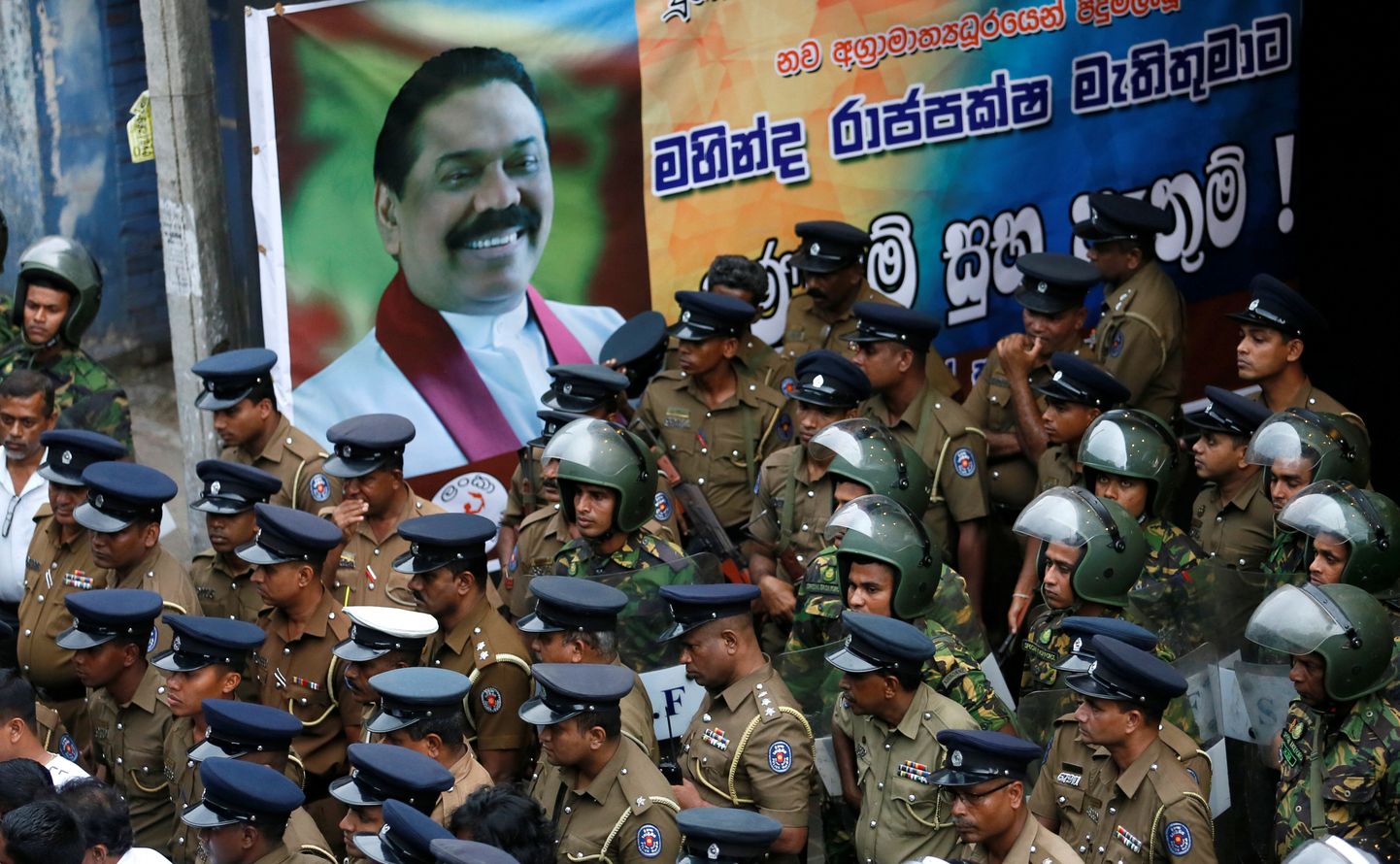 Sri Lanka politsei ja eriüksus vastse peaministri  Mahinda Rajapaksa plakati juures valvamas.