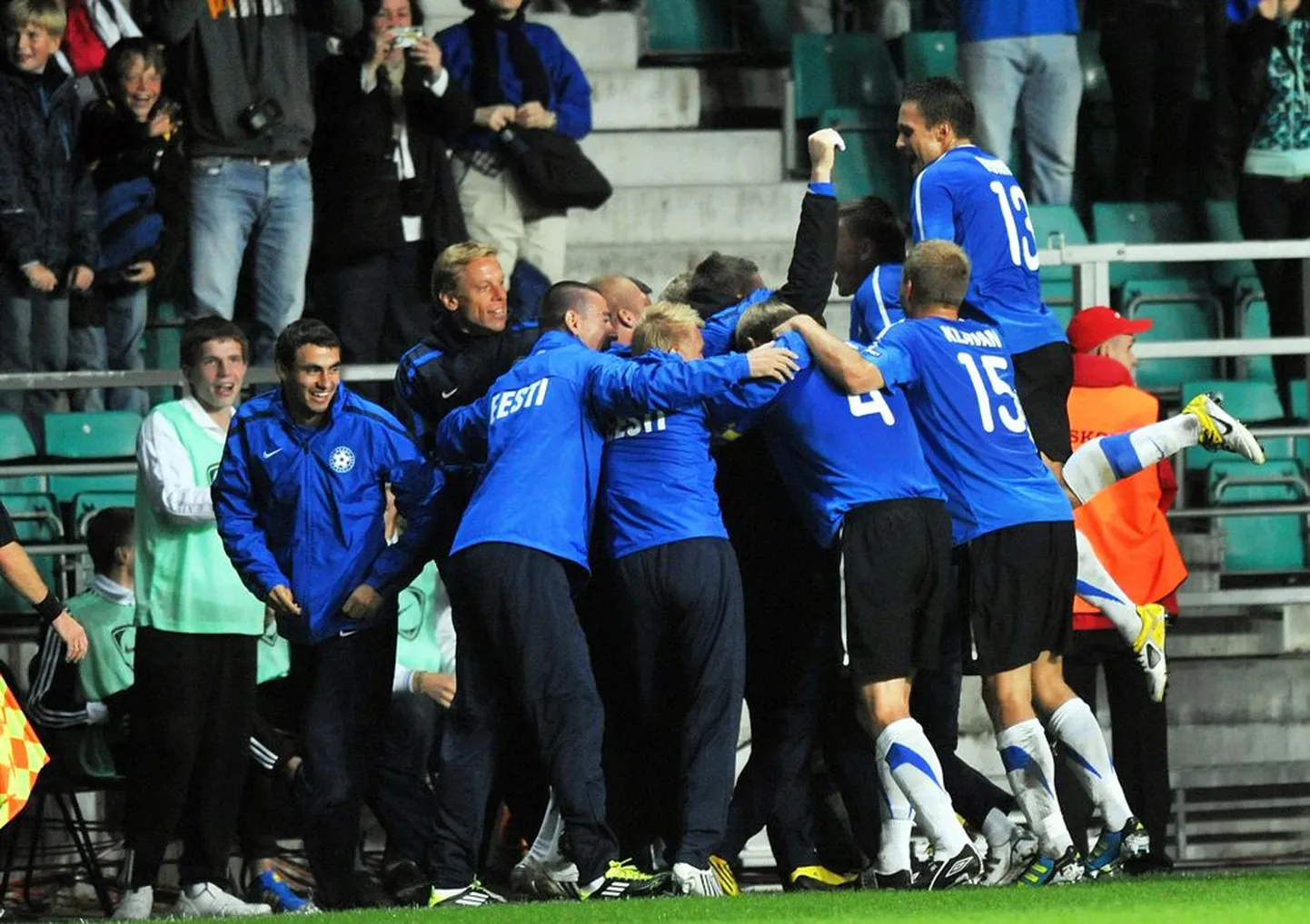 Eesti jalgpallikoondislased tähistamas kodust 4:1 võitu Põhja-Iirimaa üle.