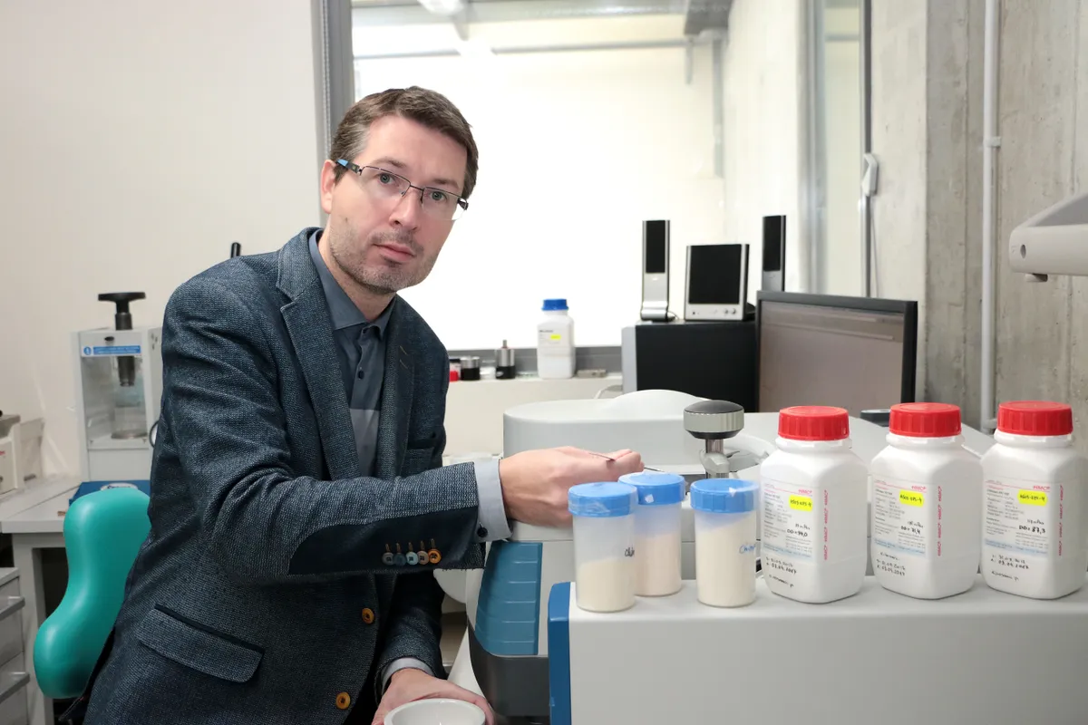 Biopolümeeride keemia professori Rando Tuvikese uurimisrühm on 2024. aastal avaldanud rea uurimusi sulfaaditud polüsahhariidide kohta nii puna- kui ka pruunvetikates. Ilmunud uurimused on aluseks uute funktsionaalsete polümeermaatriksite väljatöötamisele, mis võivad leida rakendust paljudes eluvaldkondades, sh toiduainetööstuses, meditsiinis, kosmeetikasektoris ja põllumajanduses. Samuti võimaldavad saadud teadmised polüsahhariide sihipäraselt modifitseerida kindlate omaduste saavutamiseks või tugevdamiseks.