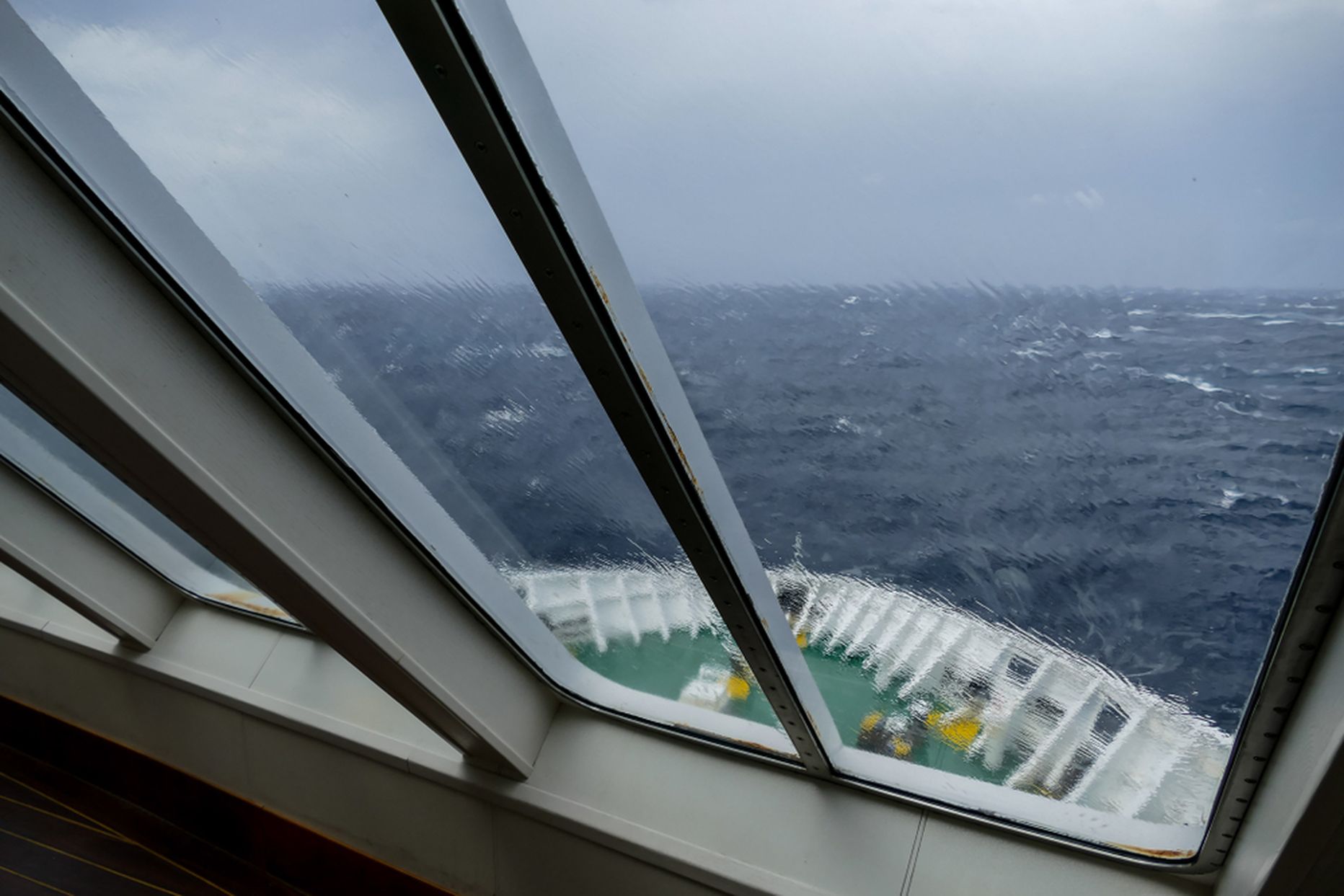 Вид из окна современного парома в плохую погоду